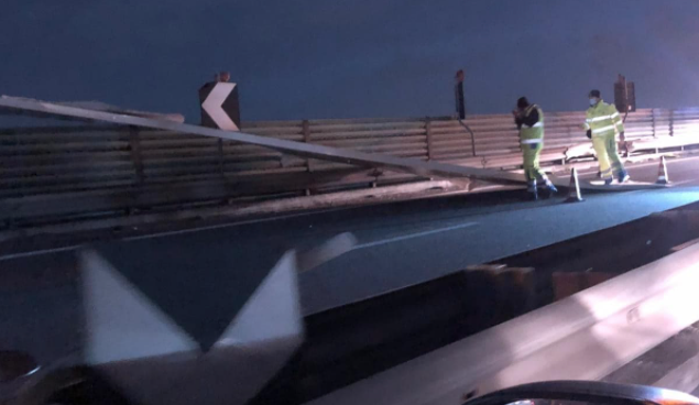 Il vento flagella l'Asse Mediano, cartellone pubblicitario vola sulla carreggiata