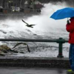 Napoli, il 2021 inizia con la pioggia. Allerta meteo: "Temporali e mareggiate"