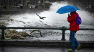Napoli, il 2021 inizia con la pioggia. Allerta meteo: "Temporali e mareggiate"