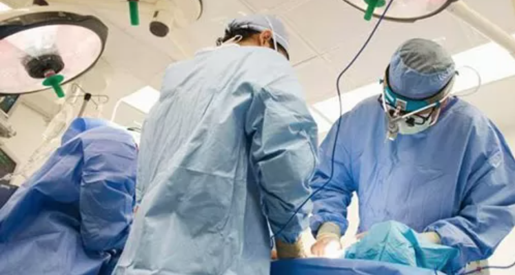 Napoli, chirurghi del Cardarelli salvano la mano ad un clochard: "Distrutta da un petardo"