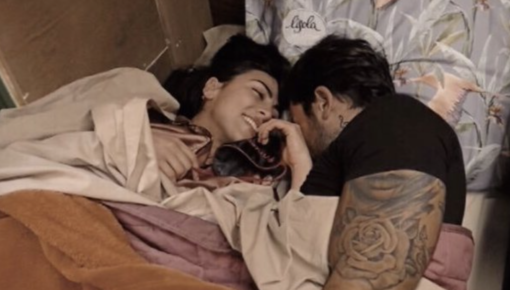 Galeotto fu il Cucurio per Giulia Salemi e Pierpaolo Pretelli. Esplode la passione tra i due nella casa del Gf Vip. L'ex velino e l'influencer, costretti a vivere nel Cucurio, dopo aver perso la sfida di Capodanno, hanno trascorso una notte di coccole infuocate sotto le lenzuola.