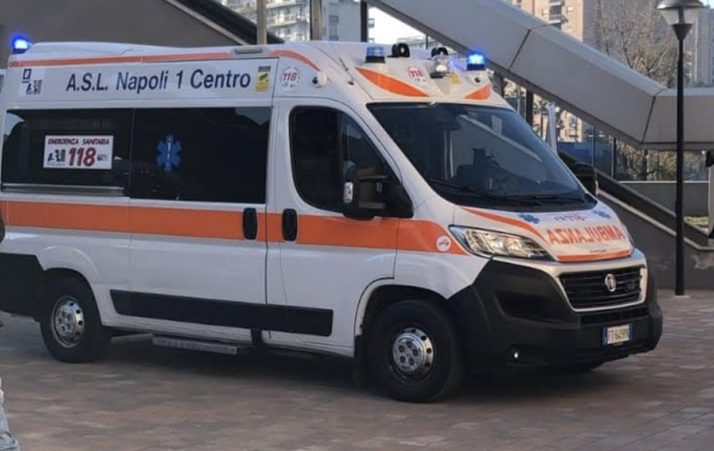 Follia a Napoli, prima aggressione dell’anno al 118: ambulanza colpita con calci e pugni