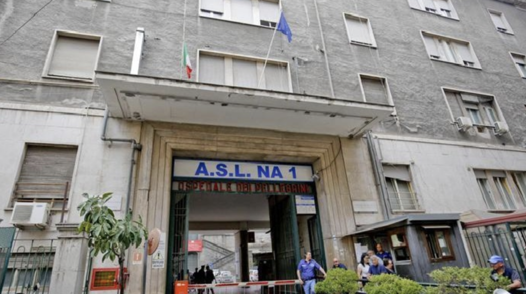 Napoli, cade a pochi passi dal Pellegrini ma in ospedale la portano a braccia i cittadini