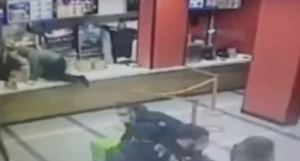 Rapina a Giugliano, entra armato nel fast food e porta via l'incasso