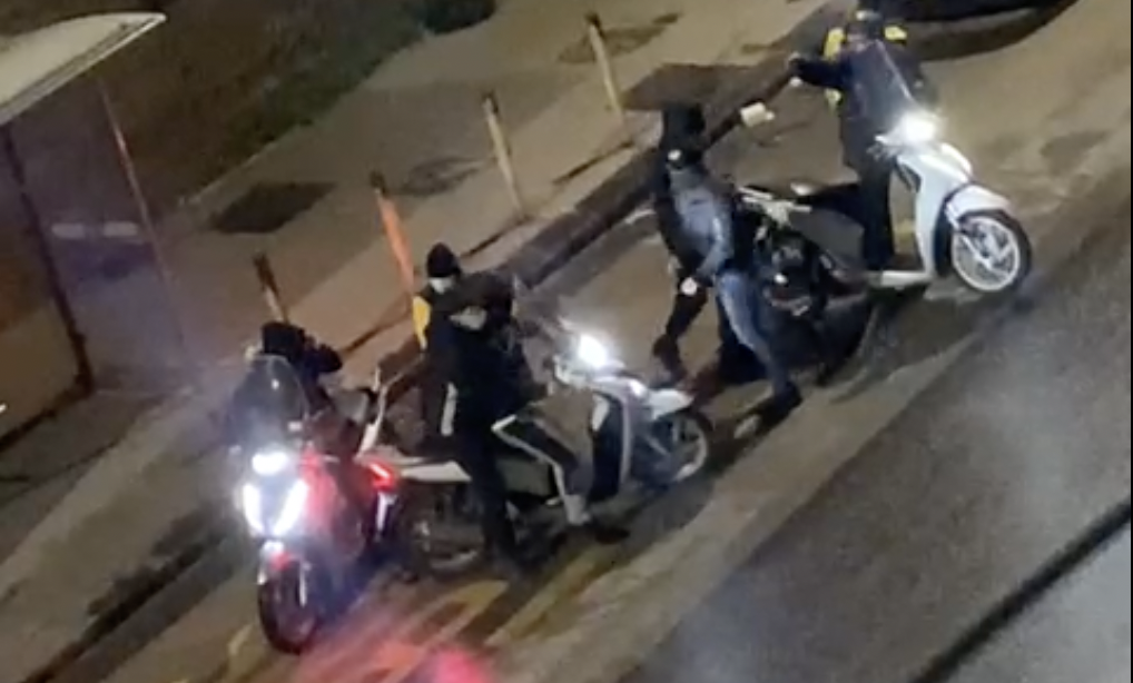 Follia a Napoli, rider pestato e rapinato dello scooter da un branco di ragazzi