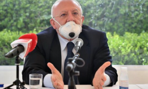 Scuole in Campania, la riapertura dall'11 gennaio: la nota di De Luca