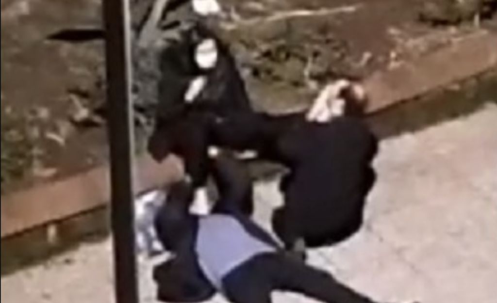 Feticismo a Napoli, sorpresi due uomini mentre leccano i piedi di una ragazza