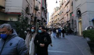 Napoli 'gialla' e baciata dal sole, i napoletani provano a tornare alla normalità: persone in strada ma tanta attenzione e controlli