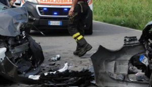 Schianto mortale in Campania, 48enne muore davanti a moglie e figli: terribile scontro frontale