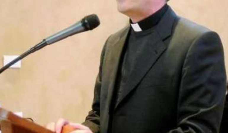 "Il vaccino una porcheria", prete 'no vax' attaccato dal Sindaco: "Non rappresenta la comunità"