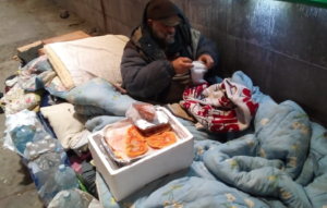 Napoli, come un clochard sotto la Galleria. Scatta l'allarme sociale: "Vuole vivere così"