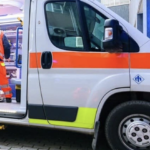 Napoli, donna muore e il figlio si scaglia contro l'equipaggio del 118