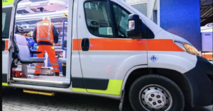 Napoli, donna muore e il figlio si scaglia contro l'equipaggio del 118