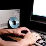 Napoli, ragazzo tenta il suicidio spinto da un giorno online: il papà lo salva ma finisce in ospedale