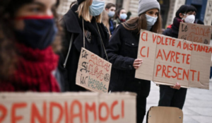 Rientro a scuola, è caos: trasporti ko e superiori occupate a Napoli. Genitori in rivolta