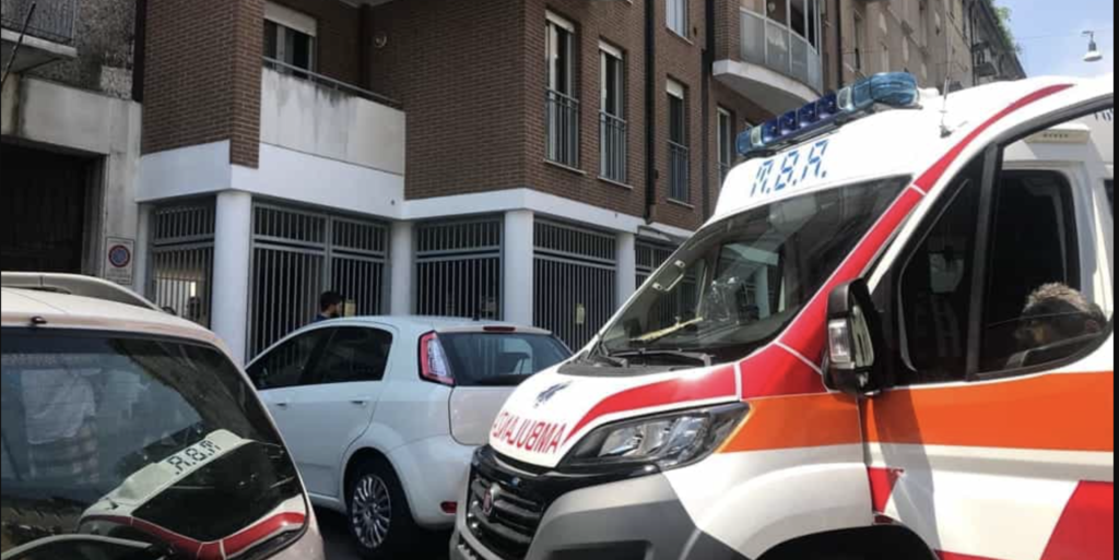 Paura a Casoria, ragazza di 20 anni si getta dal quarto piano della sua abitazione