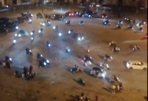 Follia a Napoli, schiera di scooter invade piazza Mercato fino a notte fonda