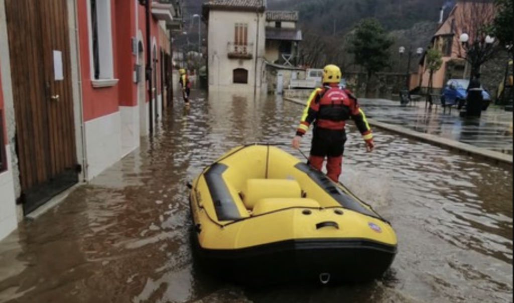 Maltempo, allarme allagamenti in Campania: famiglie evacuate con i gommoni