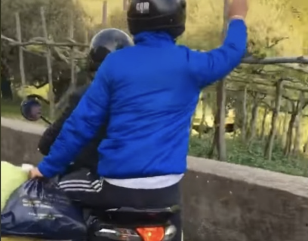 Vergogna nel Napoletano, ragazzini lanciano immondizia dallo scooter e postano il video su Tik Tok