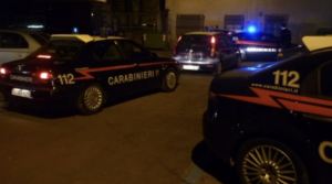 Agguato a Napoli, spari in strada: Vincenzo colpito in un circolo