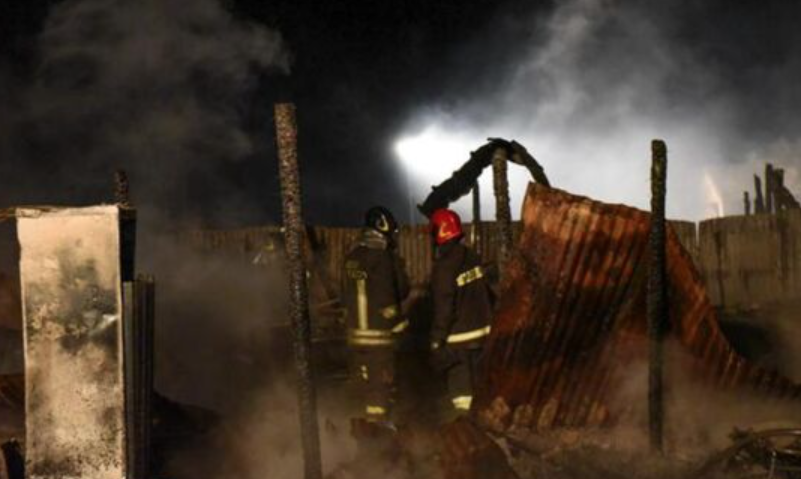 Incendio in una baraccopoli del casertano, un uomo perde la vita