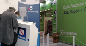 Napoli, efficienza e organizzazione al Centro Vaccini: l'entusiasmo degli anziani e l'umanità degli operatori sanitari
