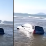 Licola, automobile 'emerge' tra le acque del mare: "Una vergogna"