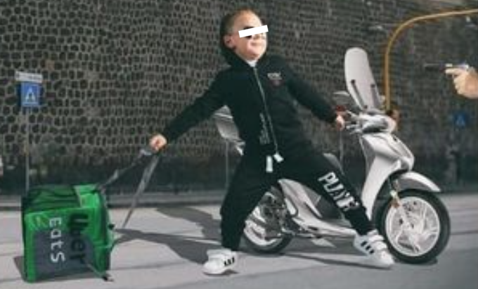 Carnevale a Napoli, il ladro che rapina il rider diventa un costume: scoppia la polemica