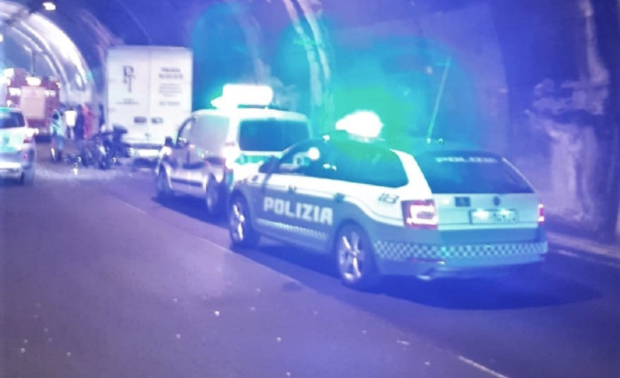 Napoli, schianto in galleria: mamma, papà e figlia piccola feriti. Caccia al pirata della strada