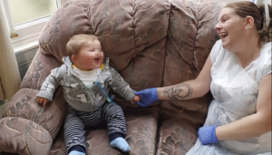 Follia in famiglia, bimbo di un anno picchiato a morte dai genitori adottivi