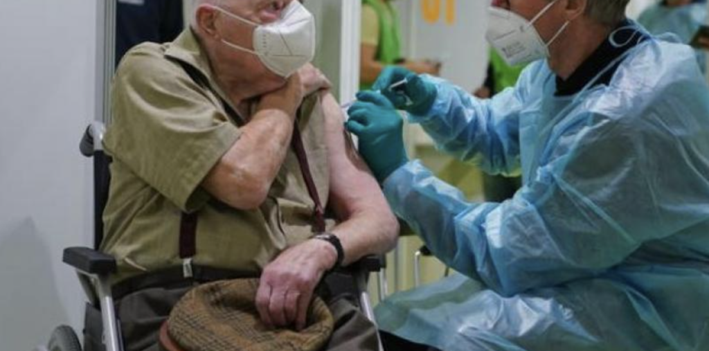 Vaccini Covid a Napoli, nuova truffa agli anziani. Allarme dell'Asl: "Attenti alle telefonate"