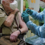 Vaccini Covid a Napoli, nuova truffa agli anziani. Allarme dell'Asl: "Attenti alle telefonate"