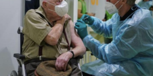 Vaccini Covid a Napoli, nuova truffa agli anziani. Allarme dell'Asl: "Attenti alle telefonate"