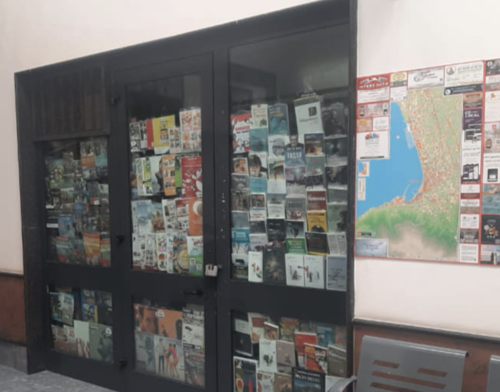 Follia a Castellammare di Stabia, risulta positiva al Covid ma continua ad andare a lavorare nella sua edicola. La donna, scoperta dalle forze dell'ordine, è stata denunciata per epidemia colposa e la sua attività è stata chiusa.