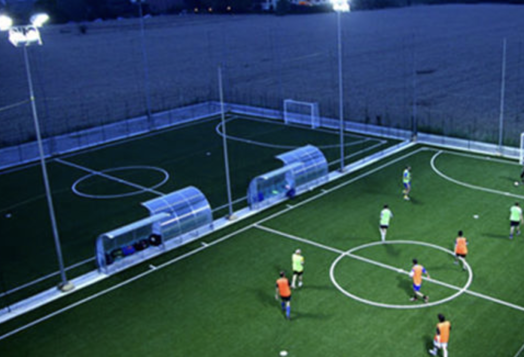 Napoli, partita a calcetto nonostante divieti. Arriva la polizia: multe per tutti