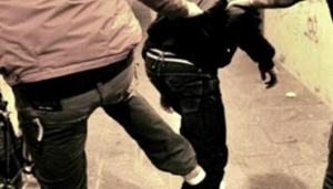 Folle aggressione a Napoli, nel quartiere Scampia. Un trentunenne, di origini bulgare è stato accerchiato da un gruppo di ragazzini nella notte e picchiato. L'uomo è finito in ospedale con una coltellata al fianco sinistro.