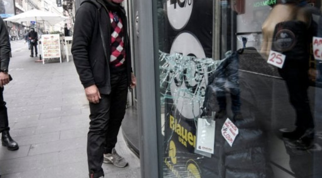 Allarme a Napoli, aumento dei furti nelle vie dello shopping durante il coprifuoco