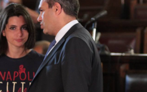 Comune allo sfascio, abbiamo anche l'Assessore 'inconsapevole' e nella bufera per la statua di Maradona