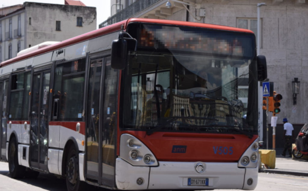 Napoli, passeggero si rifiuta di indossare la mascherina e aggredisce l'autista