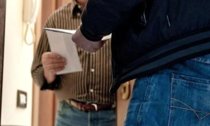 "Paga e libero tuo figlio", è la truffa del finto maresciallo: nonnino allerta i vicini e fa arrestare il malvivente