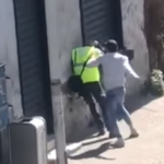 Frattamaggiore, postino aggredito in strada: il video è virale sul web