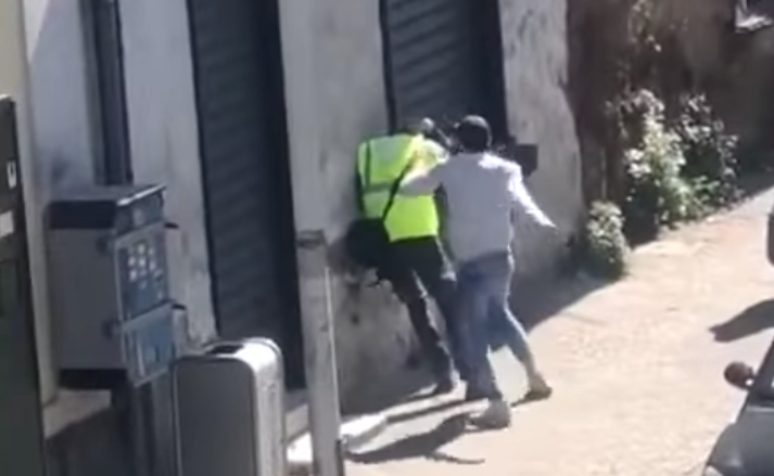 Frattamaggiore, postino aggredito in strada: il video è virale sul web