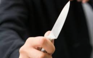 Napoli, accoltella la moglie e si costituisce: la donna è deceduta al Cardarelli