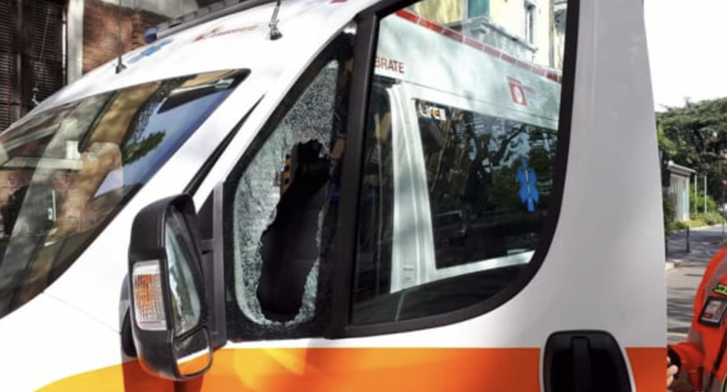"Meglio se vai via". Distrugge ambulanza con una mazza da baseball