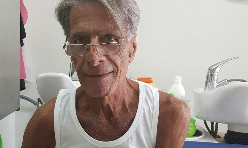 Zona rossa, la protesta di Carmelo. Il parrucchiere in sciopero della fame: "Ci state uccidendo"