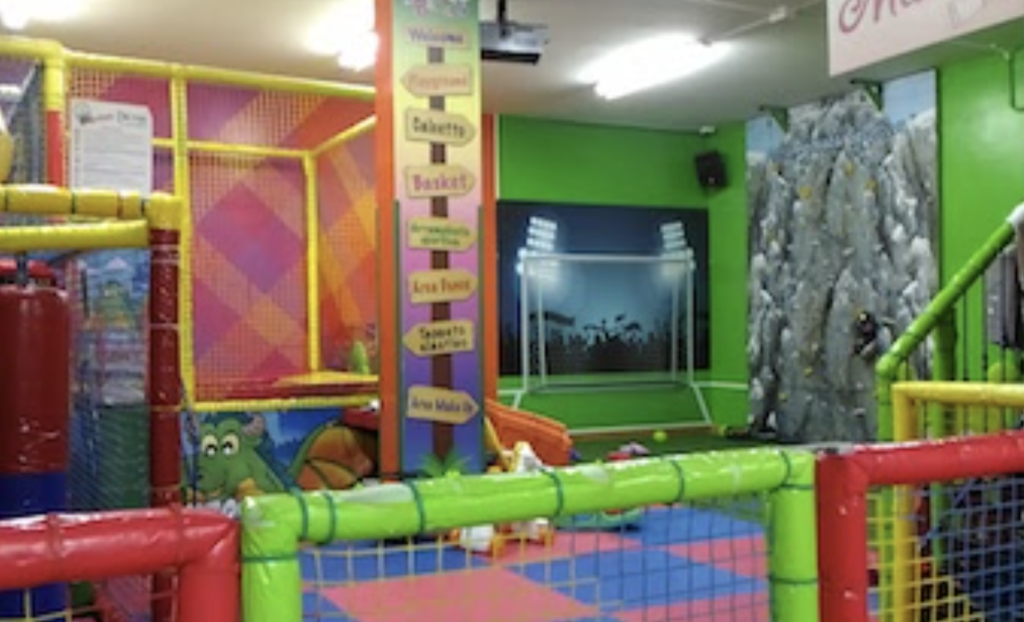 Follia in Campania, ludoteca aperta in piena zona rossa