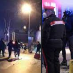 Una Smart contro un muro. Un T-max a terra. Accanto alla Smart un cadavere. Venti metri piu' in la', un'altro. Una pistola in strada. E' la scena che si sono trovati davanti agenti della polizia municipale di Villaricca, grosso centro alle porte di Napoli, in via Consolare campana. Poi sono intervenuti i carabinieri. Tra le ipotesi, quella di un incidente stradale. Ma anche quella di una rapina finita male. Si lavora all'identificazione dei due uomini deceduti e alla proprieta' dei mezzi. Si cerca anche di capire se nella zona siano attivi sistemi di videosorveglianza e se ci siano testimoni. (AGI)Lil 262121 MAR 21 NNNN VENERDÌ 26 MARZO 2021 21.25.57 Due cadaveri in strada nel Napoletano, incidente o rapina? (2)= AGI1071 3 CRO 0 R01 / Due cadaveri in strada nel Napoletano, incidente o rapina? (2)= (AGI) - Napoli, 26 mar. - Sempre a terra, gli investigatori hanno trovato e repertato anche un orologio di lusso, un Rolex. Tra le possibili dinamiche dell'accaduto, all'interno di una ipotesi di una tentata rapina, quella che vedrebbe il conducente della Smart, aggredito da rapinatori, speronare il mezzo dei malviventi provocandone la caduta fatale. L'uomo sarebbe poi fuggito.