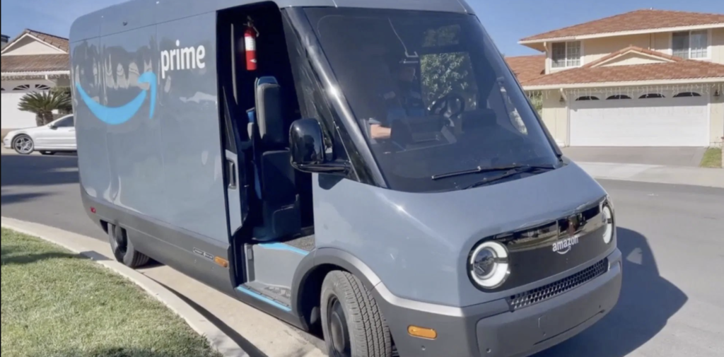 Scaraventa a terra il fattorino Amazon e fugge con il furgone delle consegne