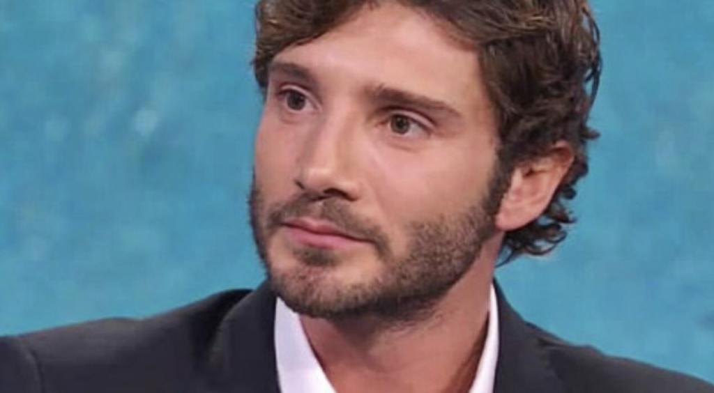Stefano De Martino pizzicato dalle telecamere mentre canta un brano di Emma