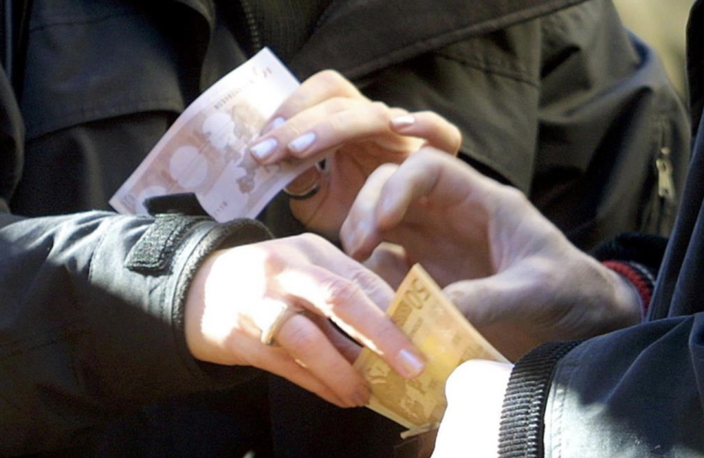 Napoli, coppia di usurai marito e moglie prestavano soldi con il 400% di interessi